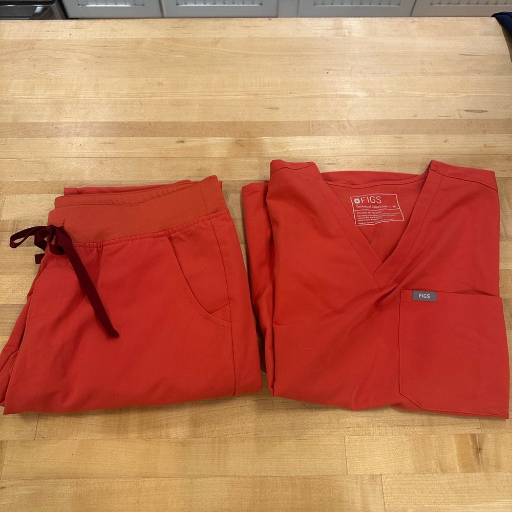Figs clay scrub set, M caterina top, L/P Zamora bottoms